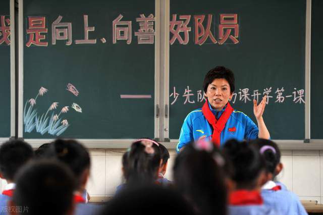 就在首映礼当天上午，《龙女孩》幕后主创就再次来到了雕像前，全员行抱拳礼，而导演刘静与主演石天龙、何椰子三人更是将寄托追悼之思的菊花恭敬地放在了李小龙雕像的基座前